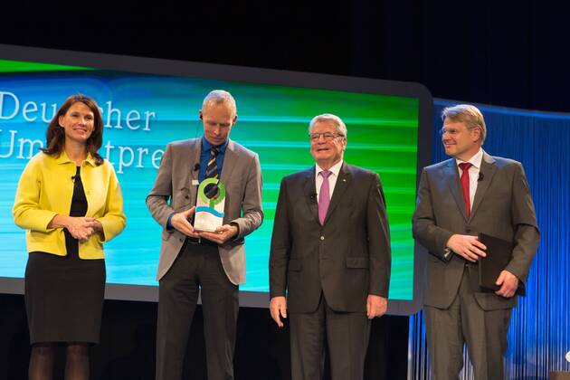 DEU, Deutschland, Nordrhein-Westfalen, Essen, 08.11.2015: Deutsche Bundesstiftung Umwelt Deutscher Umweltpreis Festakt Überreichung des Preises vlnr. Rita Schwarzelühr-Sutter (SPD) Vorsitzende des Kuratoriums DBU; Prof. Dr. Johan Rockström; Joachim Gauck, Bundespräsident; Dr. Heinrich Bottermann, Generalsekretär DBU