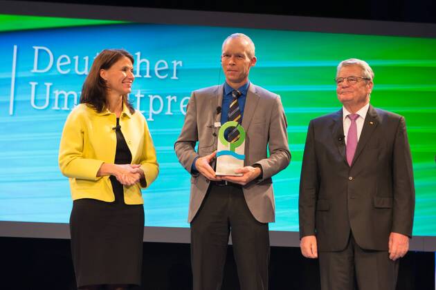 DEU, Deutschland, Nordrhein-Westfalen, Essen, 08.11.2015: Deutsche Bundesstiftung Umwelt Deutscher Umweltpreis Festakt Überreichung des Preises vlnr. Rita Schwarzelühr-Sutter (SPD) Vorsitzende des Kuratoriums DBU; Prof. Dr. Johan Rockström; Joachim Gauck, Bundespräsident