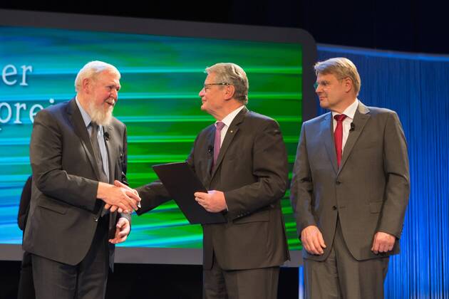 DEU, Deutschland, Nordrhein-Westfalen, Essen, 08.11.2015: Deutsche Bundesstiftung Umwelt Deutscher Umweltpreis Festakt Überreichung des Preises vlnr. Prof. em. Dr. Michael Succow; Joachim Gauck, Bundespräsident; Dr. Heinrich Bottermann, Generalsekretär DBU