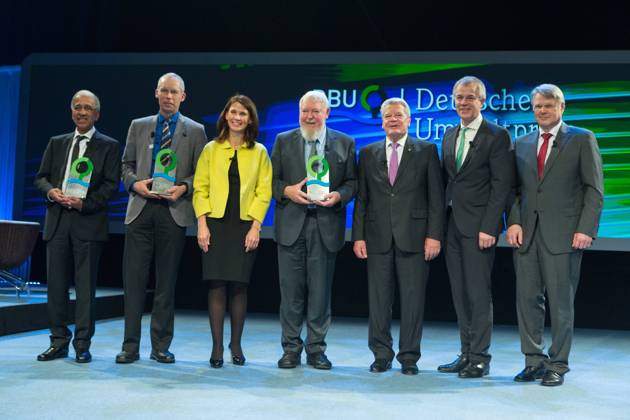 DEU, Deutschland, Nordrhein-Westfalen, Essen, 08.11.2015: Deutsche Bundesstiftung Umwelt Deutscher Umweltpreis Festakt Überreichung des Preises vlnr. Prof. Dr. Mojib Latif; Prof. Dr. Johan Rockström; Rita Schwarzelühr-Sutter (SPD) Parl. Staatssekretärin Bundesumweltministerium; Prof. em. Dr. Michael Succow; Joachim Gauck, Bundespräsident; Johannes Remmel (Bündnis 90 Die Grünen), Minister für Klimaschutz, Umwelt, Landwirtschaft, Natur- und Verbraucherschutz des Landes Nordrhein-Westfalen; Dr. Heinrich Bottermann, Generalsekretär DBU