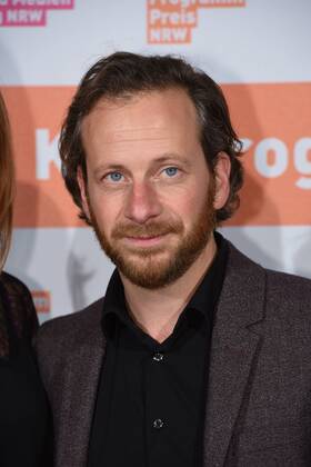 die Schauspieler Claudia Eisinger und Florian Busch posieren am 09.11.2015 in Köln vor der Verleihung des Kino Programm Preis NRW.