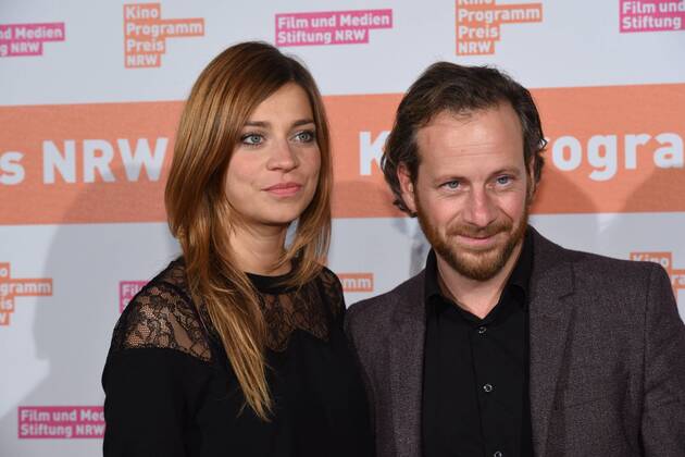 die Schauspieler Claudia Eisinger und Florian Busch posieren am 09.11.2015 in Köln vor der Verleihung des Kino Programm Preis NRW.