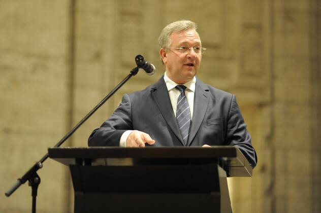 Innensenator Frank Henkel bei der Verleihung des Katastrophenschutz-Ehrenzeichens der Stufe II für langjährige Mitarbeit und außergewöhnliche Leistungen als ehrenamtlicher Helfer bei der Freiwilligen Feuerwehr, dem Technischen Hilfwerk (THW), der Deutschen Lebens-Rettungs-Gesellschaft (DLRG), dem Arbeiter-Samarita-Bund (ASB), der Johanniter Unfallhilfe (JUH), Malteser-Hilfsdienst (MHD) und dem Deutschen Roten Kreuz (DRK) Verleihung des Katastrophenschutz-Ehrenzeichens Stufe II in Berlin