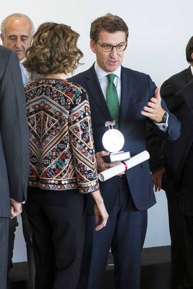 The kings of Spain make delivery of accreditation to the new ambassadors fees Marca España in his 6th edition at BBVA City in Madrid, November 12, 2015.  (20151112058) Spanisches Königspaar bei Preisverleihung in Madrid