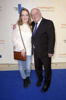 Norbert Blüm mit seiner Enkelin Franka Weckner bei der Verleihung des 17. Medienpreises der Kindernothilfe im DRIVE Volkwagen Forum. Berlin, 13.11.2015 Foto:xFredericx xFuturexImage