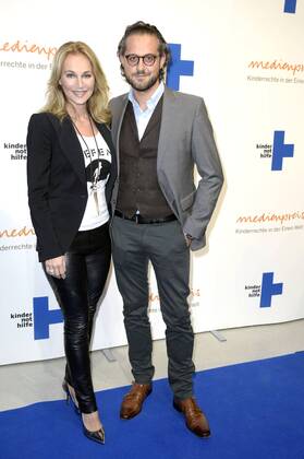 Caroline Beil mit Freund Philipp Sattler bei der Verleihung des 17. Medienpreises der Kindernothilfe im DRIVE Volkwagen Forum. Berlin, 13.11.2015 Foto:xFredericx xFuturexImage