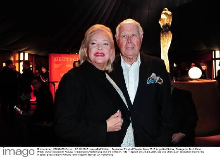 Deutscher Musical Theater Preis 2015 Angelika Mislter, Saengerin, Prof. Peter Weck, Autor Deutscher Musical Theaterpreis Verleihung im TIPI in Berlin, roter Teppich am 26.10.2015