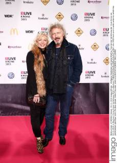 Wolfgang Niedecken und seine Ehefrau Tina bei der Verleihung der 1Live Krone am 03.12.2015 in Bochum 1 Live Krone Verleihung 2015 in Bochum 