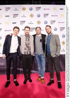 Revolverheld, die Band mit Sänger Johannes Strate bei der Verleihung der 1Live Krone am 03.12.2015 in Bochum 1 Live Krone Verleihung 2015 in Bochum 