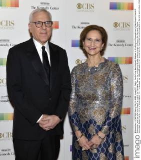 Verleihung des Kennedy-Preises in Washington Financier and philanthropist David M. Rubenstein and his wife Alice Rogoff arrive at the Kennedy Center for an evening of gala entertainment to honor the Kennedy Center Honorees, December 6, 2015, in Washington, DC. The Honors are bestowed annually on five artists for their lifetime achievement in the arts and culture.  WAP20151206517 MIKExTHEILER