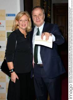 Hubertus Meyer-Burckhardt und seine Ehefrau Dorothee Rohrig bei der Ankunft zum Charity Dinner für Kinderrechte vom Future Policy Award am 8.12.2015 in Hamburg Charity Dinner fuer Kinderrechte vom Future Policy Award 2015 in Hamburg 