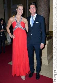 Maria Höfl-Riesch und ihr Ehemann Marcus Höfl bei der Ankunft zum Charity Dinner für Kinderrechte vom Future Policy Award am 8.12.2015 in Hamburg Charity Dinner fuer Kinderrechte vom Future Policy Award 2015 in Hamburg 