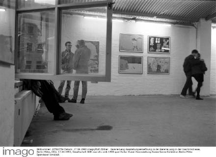 Galerie Lang Ausstellungseroeffnung in der Galerie Lang in der Joachimstrasse, Berlin-Mitte, DEU, 17.04.1993,