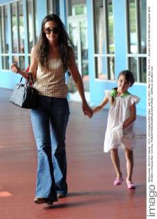 July 15, 2013 - New York, New York, U.S. - Actress KATIE HOLMES and daughter SURI CRUISE in Chelsea New York City.  - ZUMAny1