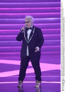 Top Ten Chinese Gold Songs Award in Hongkong HONG KONG, CHINA - JANUARY 07: (CHINA OUT) Singer Han Hong performs onstage during the 38th Top Ten Chinese Gold Songs Award on January 7, 2016 in Hong Kong, China.  CFP22366066sp