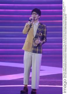 Top Ten Chinese Gold Songs Award in Hongkong HONG KONG, CHINA - JANUARY 07: (CHINA OUT) Singer James Ng Yip Kwan performs onstage during the 38th Top Ten Chinese Gold Songs Award on January 7, 2016 in Hong Kong, China.  CFP22366078sp