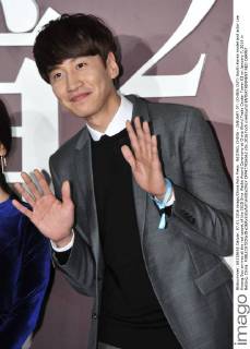 BEIJING, CHINA - JANUARY 07: (CHINA OUT) South Korea model and actor Lee Kwang Soo arrives at the red carpet of the 2015 Sina Weibo Award Ceremony at China World Trade Center Tower III on January 7, 2016 in Beijing, China.  CFP477916062