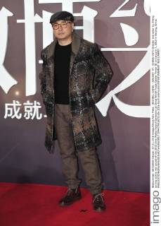 BEIJING, CHINA - JANUARY 07: (CHINA OUT) Director and actor Xu Zheng arrives at the red carpet of the 2015 Sina Weibo Award Ceremony at China World Trade Center Tower III on January 7, 2016 in Beijing, China.  CFP477916073