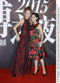 BEIJING, CHINA - JANUARY 07: (CHINA OUT) Actress Ada Choi (L) and actress Athena Chu arrive at the red carpet of the 2015 Sina Weibo Award Ceremony at China World Trade Center Tower III on January 7, 2016 in Beijing, China.  CFP477916108