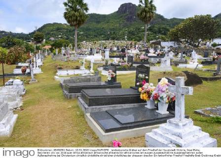 landestypische Gräber auf dem Friedhof der Hauptstadt Victoria, Insel Mahe, Seychellen