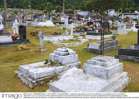 landestypische Gräber auf dem Friedhof der Hauptstadt Victoria, Insel Mahe, Seychellen