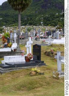 landestypische Gräber auf dem Friedhof der Hauptstadt Victoria, Insel Mahe, Seychellen