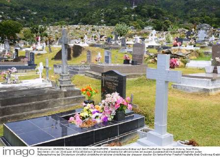 landestypische Gräber auf dem Friedhof der Hauptstadt Victoria, Insel Mahe, Seychellen