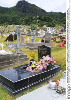 landestypische Gräber auf dem Friedhof der Hauptstadt Victoria, Insel Mahe, Seychellen