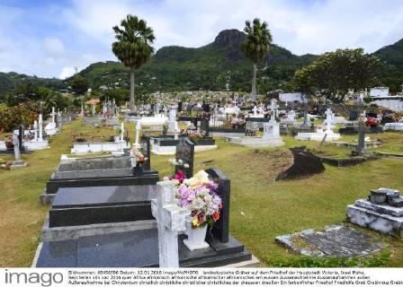 landestypische Gräber auf dem Friedhof der Hauptstadt Victoria, Insel Mahe, Seychellen