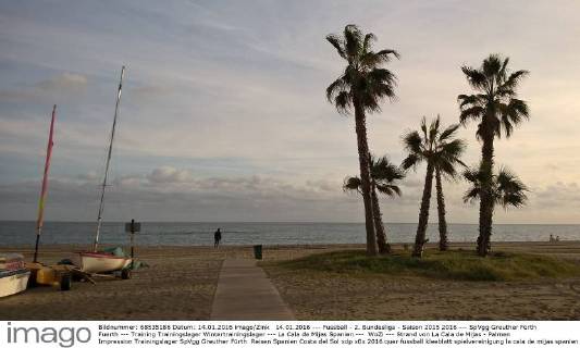 14.01.2016 --- Fussball - 2. Bundesliga - Saison 2015 2016 --- SpVgg Greuther Fürth Fuerth --- Training Trainingslager Wintertrainingslager --- La Cala de Mijas Spanien --- WoZi --- Strand von La Cala de Mijas - Palmen Impression Trainingslager SpVgg Greuther Fürth