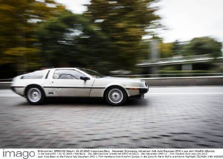 Alexander Grünnewig mit seinem Kult-Auto DeLorean DMC-1 aus dem Kinofilm ãZurück in die ZukunftÒ - 21.10.2015 - Hamburg . Die Zeitmaschine mieten bei RENT-A-DELO . Der DeLorean DMC-12 .