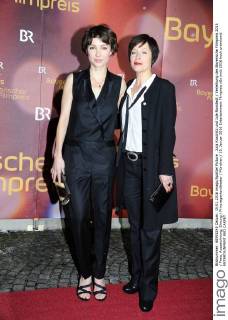 Julia Koschitz und Jule Ronstedt Verleihung des Bayerische Filmpreis 2015 Preis, Auszeichnung, Ehrung Prinzregententheater München 15. Januar 2016