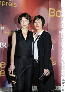 Julia Koschitz und Jule Ronstedt Verleihung des Bayerische Filmpreis 2015 Preis, Auszeichnung, Ehrung Prinzregententheater München 15. Januar 2016