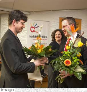 Frankfurt (Oder), 29.01.2016 - Verleihung des 8. Integrationspreises des Landes Brandenburg . Der Preis, der mit 5000,00â‚¬ dotiert ist ging an zwei Gewinner, an den Verein Vielfalt statt Einfalt in Frankfurt (Oder) und an Ghidali Vaideslaver vom Verein Olga e.V. aus Brandenburg an der Havel. Im Bild ueberreichen die Staatssekretaerin Almuth Hartwig-Tietz (Mitte) und Frankfurts Sozialdezernent, Jens-Marcel Ullrich (rechts) den Integrationspreis an Thomas Klaehn (links) vom Verein Vielfalt statt Einfalt .