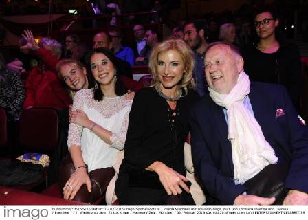 Joseph Vilsmaier mit Freundin Birgit Muth und Töchtern Josefina und Theresa Premiere . 2. Winterprogramm Zirkus Krone Manege Zelt München 02. Februar 2016