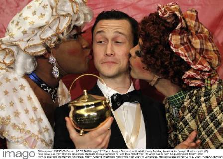 Joseph Gordon-Levitt erhält Hasty Pudding Award Actor Joseph Gordon-Levitt (C) receives a kiss from Harvard University students Joshua Campbell (L) and Max McGillivray (R) while posing with his pudding pot trophy after he was awarded the Harvard University Hasty Pudding Theatricals Man of the Year 2016 in Cambridge, Massachusetts on February 5, 2016.  BOS2016020501 MATTHEWxHEALEY