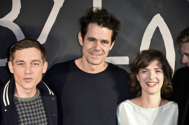 Volker Bruch, Tom Tykwer und Liv Lisa Fries beim Fototermin zur Fernsehserie Babylon Berlin im Kino Babylon. Berlin, 10.02.2016 Foto:xFredericx xFuturexImage