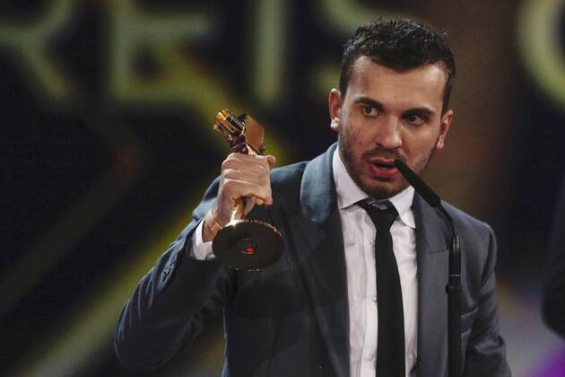 Edin HASANOVIC erhaelt die Goldene Kamera als bester Nachwuchsschauspieler, Die Verleihung der Goldenen Kamera, der Deutsche Film- und Fernsehpreis in Hamburg Deutschland am 06.02.2016. Poolfoto.