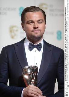 American actor Leonardo DiCaprio holds the Best Actor award for the Revenant in the winner s room at the EE British Academy Film Awards at the Royal Opera House in London on February 14, 2016.  LON2016021412 RUNExHELLESTAD