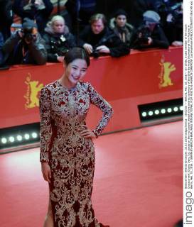 (160220) -- BERLIN, Feb. 20, 2016 -- Xin Zhilei, a cast member of the movie Crosscurrent (Chang Jiang Tu), poses on the red carpet ahead of the awards ceremony of the 66th Berlinale International Film Festival in Berlin, Feb. 20, 2016. ) GERMANY-BERLIN-BERLINALE INTERNATIONAL FILM FESTIVAL-AWARDS CEREMONY LuoxHuanhuan 