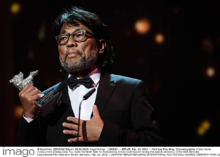 (160220) -- BERLIN, Feb. 20, 2016 -- Mark Lee Ping-Bing, Cinematographer of the movie Crosscurrent (Chang Jiang Tu), holds the Silver Bear for Outstanding Artistic Contribution during the awards ceremony of the 66th Berlinale International Film Festival in Berlin, Germany, Feb. 20, 2016. ) GERMANY-BERLIN-BERLINALE INTERNATIONAL FILM FESTIVAL-AWARDS CEREMONY-MARK LEE ZhangxFan 