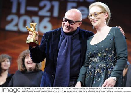 Regisseur Gianfranco Rosi mit dem Goldenen Bären für den Besten Film FIRE AT SEA und Jury-Präsidentin Meryl Streep anlässlich der Preisverleihung der 66. Internationalen Filmfestspiele Berlin 66. Internationale Filmfestspiele in Berlin IFB2016