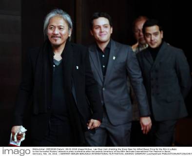 Lav Diaz (1st L)holding the Silver Bear for Alfred Bauer Prize for the film A Lullaby to the Sorrowful Mystery attends a press conference after the awards ceremony of the 66th Berlinale International Film Festival in Berlin, Germany, Feb. 20, 2016. ) GERMANY-BERLIN-BERLINALE INTERNATIONAL FILM FESTIVAL-AWARDS CEREMONY LuoxHuanhuan 