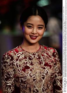 Xin Zhilei, a cast member of the movie Crosscurrent (Chang Jiang Tu), poses on the red carpet ahead of the awards ceremony of the 66th Berlinale International Film Festival in Berlin, Feb. 20, 2016. ) GERMANY-BERLIN-BERLINALE INTERNATIONAL FILM FESTIVAL-AWARDS CEREMONY ZhangxFan 
