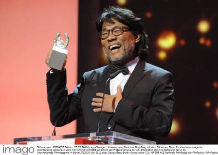 Kameramann Mark Lee Ping-Bing mit dem Silbernen Bären für eine herausragende künstlerische Leistung in dem Film CROSSCURRENT anlässlich der Preisverleihung der 66. Internationalen Filmfestspiele Berlin 66. Internationale Filmfestspiele in Berlin IFB2016