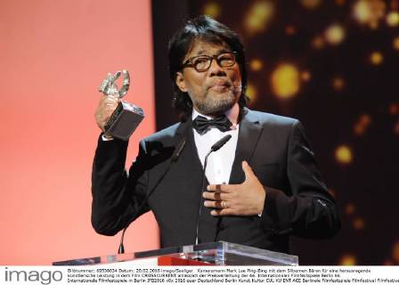 Kameramann Mark Lee Ping-Bing mit dem Silbernen Bären für eine herausragende künstlerische Leistung in dem Film CROSSCURRENT anlässlich der Preisverleihung der 66. Internationalen Filmfestspiele Berlin 66. Internationale Filmfestspiele in Berlin IFB2016