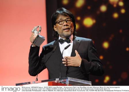 Kameramann Mark Lee Ping-Bing mit dem Silbernen Bären für eine herausragende künstlerische Leistung in dem Film CROSSCURRENT anlässlich der Preisverleihung der 66. Internationalen Filmfestspiele Berlin 66. Internationale Filmfestspiele in Berlin IFB2016