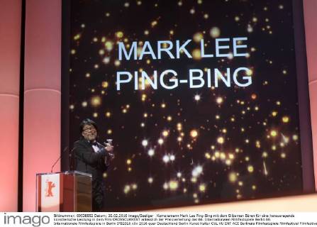 Kameramann Mark Lee Ping-Bing mit dem Silbernen Bären für eine herausragende künstlerische Leistung in dem Film CROSSCURRENT anlässlich der Preisverleihung der 66. Internationalen Filmfestspiele Berlin 66. Internationale Filmfestspiele in Berlin IFB2016
