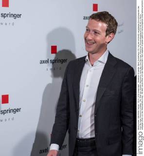 Facebook-Gruender Mark Zuckerberg (31) hat den erstmals vergebenen Innovationspreis des Axel-Springer-Konzerns erhalten. Der Chef des sozialen Netzwerks nahm den Axel Springer Award am Donnerstagabend (25.02.16) in Berlin entgegen (Foto vor der Preisverleihumng). Mit dem neuen Preis will der Medienkonzern nach eigenen Angaben jaehrlich herausragende Unternehmerpersönlichkeiten aus dem In- und Ausland auszeichnen, die in besonderer Weise innovativ sind, Maerkte schaffen und veraendern, die Kultur praegen und sich gleichzeitig ihrer gesellschaftlichen Verantwortung stellen . (Siehe epd-Meldung vom 25.02.16) Facebook-Chef Zuckerberg mit Axel Springer Award ausgezeichnet Copyright: epd-bild ChristianxDitsch EDITORIAL USE ONLY