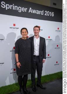 Facebook-Gruender Mark Zuckerberg (31) hat den erstmals vergebenen Innovationspreis des Axel-Springer-Konzerns erhalten. Der Chef des sozialen Netzwerks nahm den Axel Springer Award am Donnerstagabend (25.02.16) in Berlin entgegen (Foto mit Ehefrau Priscilla Chan vor der Preisverleihumng). Mit dem neuen Preis will der Medienkonzern nach eigenen Angaben jaehrlich herausragende Unternehmerpersönlichkeiten aus dem In- und Ausland auszeichnen, die in besonderer Weise innovativ sind, Maerkte schaffen und veraendern, die Kultur praegen und sich gleichzeitig ihrer gesellschaftlichen Verantwortung stellen . (Siehe epd-Meldung vom 25.02.16) Facebook-Chef Zuckerberg mit Axel Springer Award ausgezeichnet Copyright: epd-bild ChristianxDitsch EDITORIAL USE ONLY
